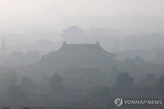 중국 '오염과의 전쟁' 10년 만에 공기질 첫 악화 지난 10월 30일 중국 베이징 자금성이 짙은 스모그에 덮여 뿌옇게 보이는 모습. 2023.12.23 
[EPA 연합뉴스 자료사진. 재판매 및 DB 금지]