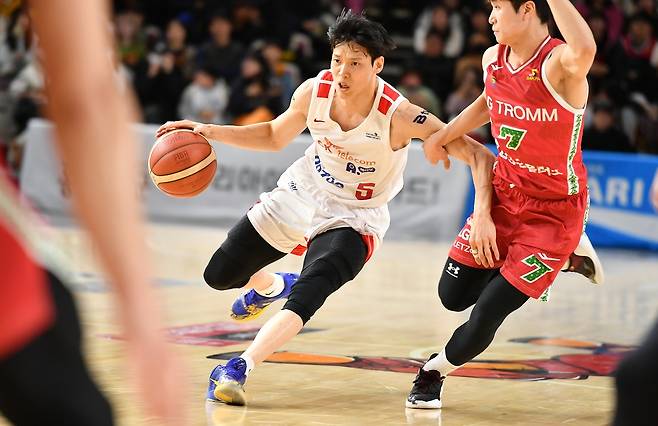 23일 LG와 경기에서 공격을 시도하는 SK 김선형(왼쪽) [KBL 제공. 재판매 및 DB 금지]