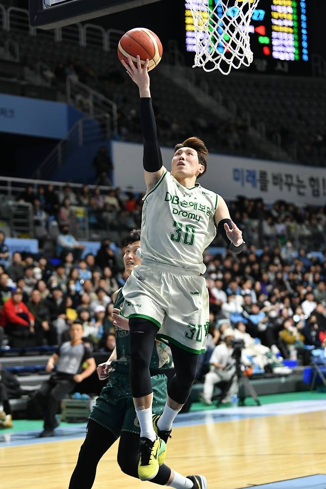 23일 소노와 경기에서 레이업을 시도하는 DB 두경민 [KBL 제공. 재판매 및 DB 금지]