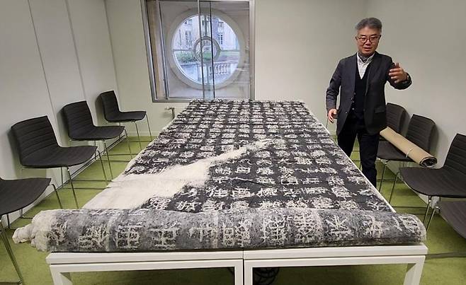 (파리=연합뉴스) 송진원 특파원 = 박대재 고려대 한국사학과 교수가 18일(현지시간) 프랑스 파리 '콜레주 드 프랑스' 내 아시아학회 도서관에서 최근 새로 발견한 광개토대왕비 탁본 1면을 설명하고 있다. san@yna.co.kr 2023.11.18.