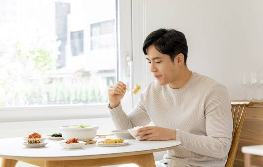 입에 쓴맛이 나는 증상이 지속될 경우 질환이 원인일 수 있다｜출처: 클립아트코리아