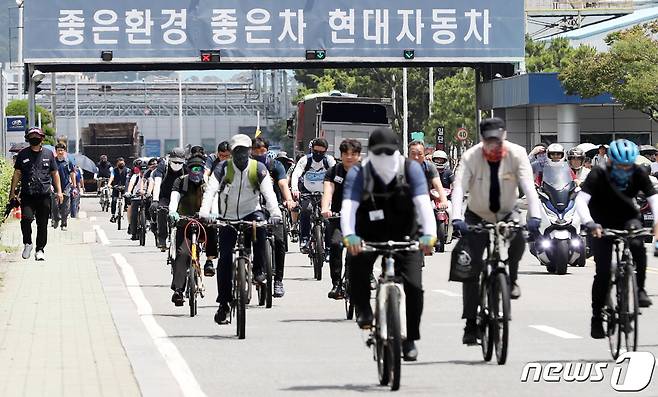 12일 오후 현대자동차 울산공장 명촌정문에서 오전조 근로자들이 퇴근을 하고 있다. 이날 현대차 노조는 민주노총 총파업에 동참해 오전 출근조와 오후 출근조가 2시간씩 총 4시간 부분파업 했다. 2023.7.12/뉴스1 ⓒ News1 조민주 기자