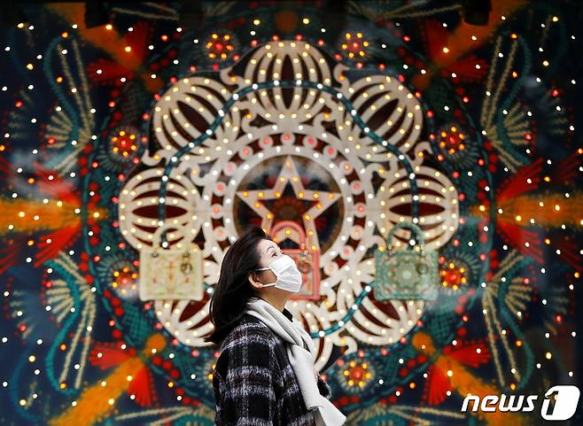 19일 일본 도쿄 긴자에 설치된 화려한 크리스마스 장식 앞으로 행인이 지나가고 있다. 2020.12.19/ ⓒ 로이터=뉴스1 ⓒ News1 박재하 기자