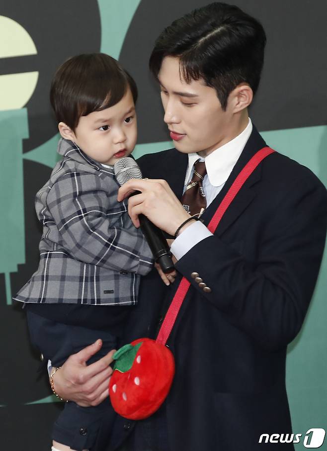 김준호의 아들 은우가 23일 오후 서울시 영등포구 여의도 KBS 신관 웨딩홀에서 열린 '2023 KBS 연예대상' 레드카펫 행사에서 옹알이로 시상식 소감을 전하고 있다. ⓒ News1 권현진 기자