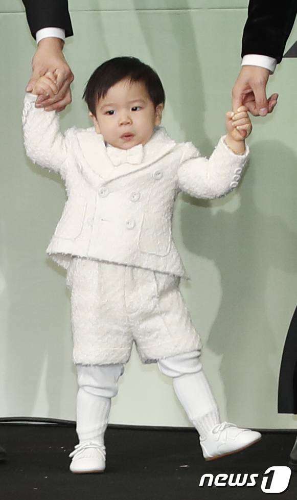 제이쓴의 아들 연준범이 23일 오후 서울시 영등포구 여의도 KBS 신관 웨딩홀에서 열린 '2023 KBS 연예대상' 레드카펫 행사에 참석하고 있다. ⓒ News1 권현진 기자