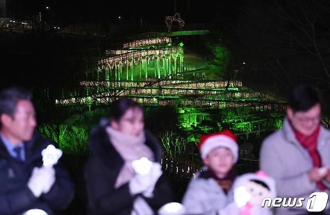 성탄절을 하루 앞둔 24일 오후 경기 김포시 애기봉평화생태공원 탐방로가 성탄트리 모양으로 불을 밝히고 있다. 2023.12.24/뉴스1 ⓒ News1 구윤성 기자