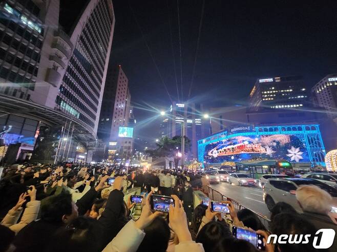 24일 서울 중구 신세계백화점 본점 미디어파사드를 촬영하고 있는 시민들의 모습/뉴스1 ⓒ News1 장성희 기자