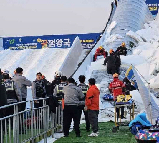 청주시 상당구 지북동 청주시눈썰매장 통로구조물이 무너진모습.