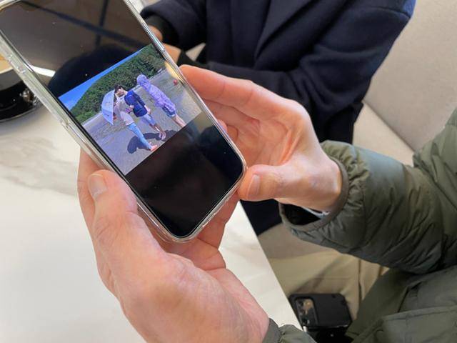 김혜빈씨 아버지가 18일 세 가족이 놀러 가서 찍은 사진을 보고 있다. 그는 "딸이 사망하던 날 점심으로 장어를 구워주고 다음 날 마저 구워주려고 반을 남겨뒀다"며 "모두 구워주지 못한 게 못내 마음에 걸린다"고 했다. 최은서 기자