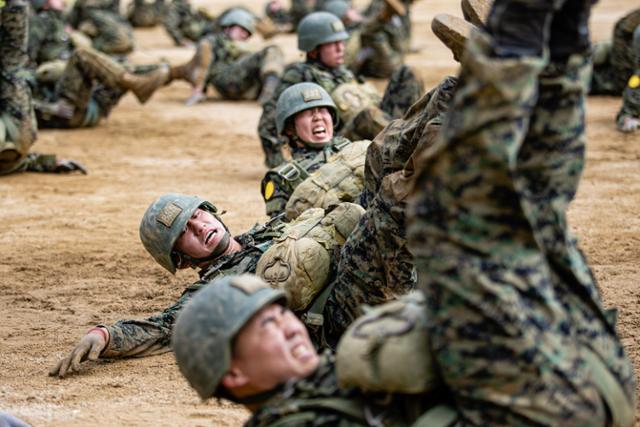 육군사관학교 3학년 생도들이 경기 광주 육군특수전학교에서 공수기본훈련을 받고 있다. 육군 제공