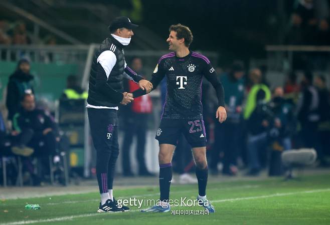 바이에른 뮌헨 토마스 뮐러가 2일 독일 3부리그팀 자르브뤼켄과의 DFB 포칼에서&nbsp; 선제골을 넣은 뒤 토마스 투헬 감독과 기뻐하고 있다. 사진=게티이미지