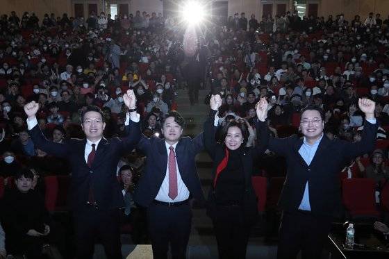 이준석 국민의힘 전 대표가 지난달 26일 오후 대구 북구 엑스코에서 '더 나은 미래를 향한 우리의 고민'을 주제로 열린 토크콘서트에서 천아용인과 기념촬영을 하고 있다. 왼쪽부터 이기인 국민의힘 경기도의원, 이준석 전 대표, 허은아 국민의힘 의원, 천하람 국민의힘 전남 순천갑당협위원장. 뉴스1