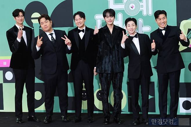 KBS '1박2일' 팀 나인우, 문세윤, 연정훈, 유선호, 딘딘, 김종민이 23일 오후 서울 여의도 KBS 신관 공개홀에서 열린 '2023 KBS 연예대상' 레드카펫 행사에 참석해 포토타임을 갖고 있다. / 변성현 한경닷컴 기자 byun84@hankyung.com
