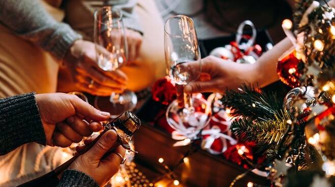 크리스마스엔 어떤 와인을 마실까? 대부분 유럽 국가에서는 멀드 와인(Mulled wine)을 마신다.