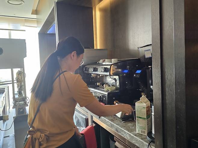 지난 22일 서울 강남구의 한 호텔에서 인도네시아 국적의 유학생 근로자가 주방을 정돈하고 있다. [이진한 기자]