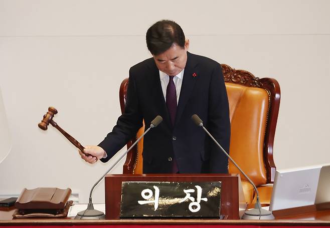 김진표 국회의장이 지난 12월 20일 국회에서 열린 본회의에서 개회를 선언하고 있다. (연합뉴스)