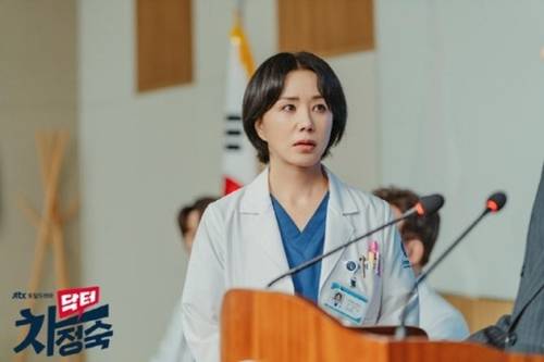 배우 엄정화는 ‘닥터 차정숙’을 통해 N번째 전성기를 맞이하고 있다. 사진 = JTBC