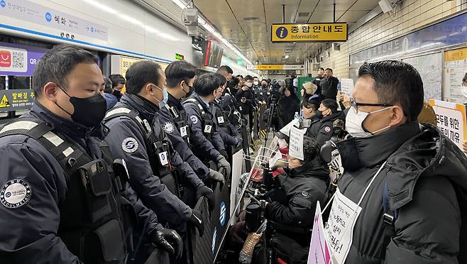 전국장애인차별철폐연대(전장연)가 22일 오전 서울지하철 4호선 혜화역 승강장에서 내년도 예산안 합의 과정에서 교통약자 특별교통수단 271억원 증액안이 무산된 데 대한 기자회견을 열고 있다. [연합]