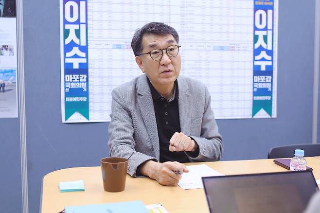 14일 서울 마포갑 지역 사무실에서 인터뷰 중인 이지수 민주당 예비 후보자. 사무실 제공