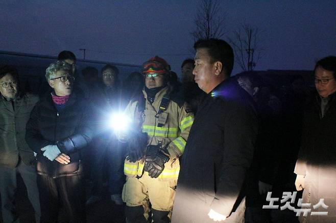 이범석 청주시장이 24일 붕괴사고가 난 청주시 상당구 지북동 눈썰매장을 찾아 부상자 현황과 사고 경위 등을 확인하고 있다. 최범규 기자