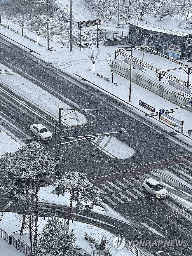 미끄러질까 조심조심 (전주=연합뉴스) 임채두 기자 = 크리스마스이브인 24일 오전 전북 전주시 완산구의 한 눈 내린 도로에서 차량이 거북이 운행을 이어가고 있다. 2023.12.24 doo@yna.co.kr