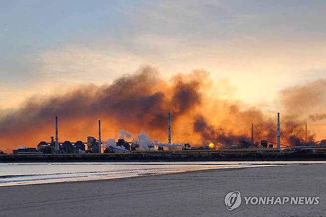 화재 발생한 포스코 포항제철소 (포항=연합뉴스) 23일 오전 경북 포항시 남구 동촌동 포스코 포항제철소에서 화재가 발생해 검은 연기가 일대를 뒤덮고 있다. 현재 정전으로 제철소 내 대다수 공장이 가동되지 않고 있다. 2023.12.23 [독자 제공. 재판매 및 DB 금지] photo@yna.co.kr