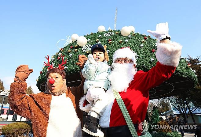 산타와 함께 찰칵 (서울=연합뉴스) 김성민 기자 = 크리스마스 이브인 24일 오후 서울 노원구 화랑대 철도공원에서 아이들이 산타 복장을 한 공연자와 함께 기념 촬영을 하고 있다. 
    노원구는 이날 '크리스마스 축제'를 열고 산타 마켓, 공연, 산타 마임 등 다양한 이벤트를 진행했다. 2023.12.24 ksm7976@yna.co.kr