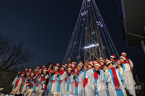 2010년 불 밝힌 애기봉 등탑 [연합뉴스 자료사진]