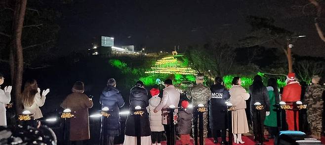 북한 맞닿은 김포 애기봉서 9년만에 성탄 트리 형태 조명 점등 
    (김포=연합뉴스) 손현규 기자 = 24일 경기 김포 애기봉에서 시민들이 성탄 트리 모양의 조명 시설을 구경하고 있다. 2023.12.24 [경기도 김포시 제공. 재판매 및 DB 금지] son@yna.co.kr