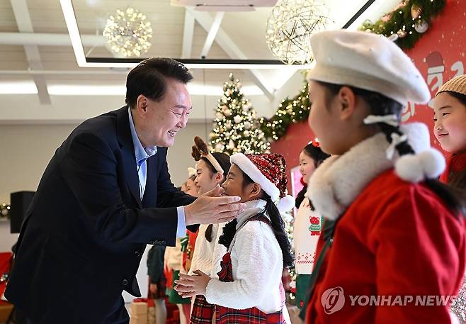 캐럴 공연 어린이합창단 격려하는 윤석열 대통령 (서울=연합뉴스) 진성철 기자 = 윤석열 대통령이 22일 서울 용산 대통령실 파인그라스에서 열린 '히어로즈 패밀리와 함께하는 꿈과 희망의 크리스마스'에서 캐럴 공연을 한 브릴란떼 어린이합창단원을 격려하고 있다. 윤 대통령은 이날 행사에 전몰·순직한 군인, 경찰, 소방관 등 제복 입은 영웅들의 자녀, 배우자 등을 초청했다. 2023.12.22  [대통령실 제공. 재판매 및 DB 금지] zjin@yna.co.kr