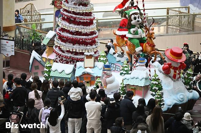 20일 서울 송파구 롯데월드 어드벤처에서 크리스마스 퍼레이드가 펼쳐지고 있다./사진=이명근 기자 qwe123@