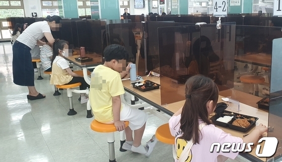 지난5월26일 오전 11시40분 대전 중구에 있는 한 초등학교에서 학생들이 점심으로 도시락을 먹고 있다./뉴스1 ⓒ News1 허진실 기자