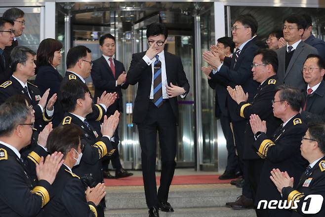 한동훈 법무부 장관이 21일 오후 경기도 과천시 정부과천청사에서 열린 이임식을 마치고 직원들 박수를 받으며 법무부 청사를 나서고 있다. 2023.12.21/뉴스1 ⓒ News1 박세연 기자