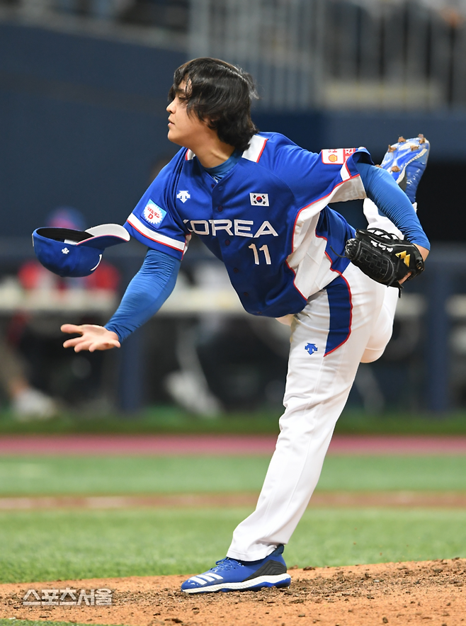 프리미어12 한국 야구대표팀의 조상우가 2일 고척스카이돔에서 열린 한국과 푸에르토리코와의 평가전 9회말 등판해 힘차게 공을 던지면서 벗겨지는 모자를 잡고 있다.  2019. 11. 2. 박진업기자 upandup@sportsseoul.com