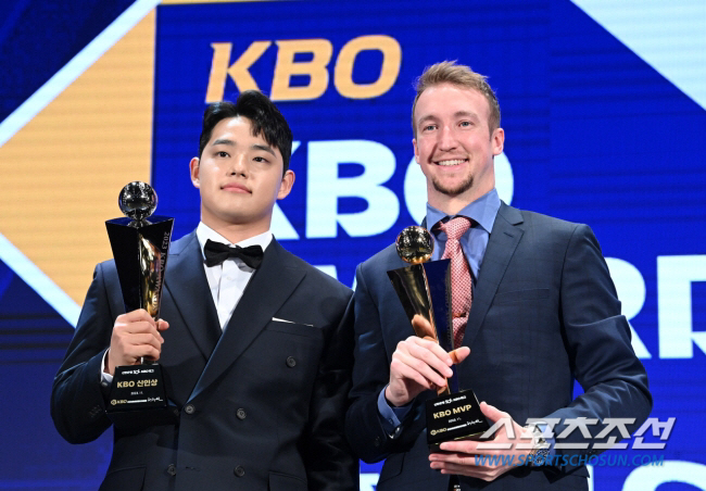 KBO 시상식에서  MVP 페디와 나란히 포즈를 취한 신인왕 문동주. 허상욱 기자wook@sportschosun.com