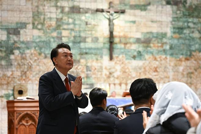 윤석열 대통령이 24일 오후 서울 종로구 혜화동 성당에서 열린 '주님 성탄 대축일 미사'에 참석했다./대통령실