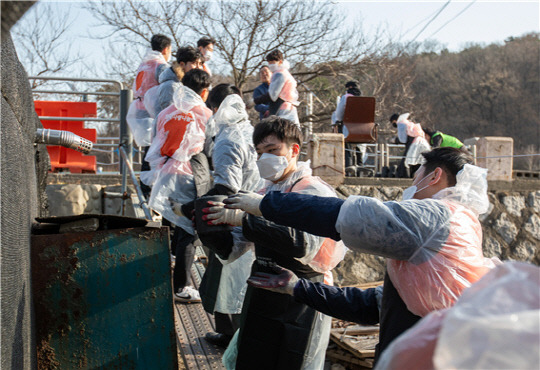 호반그룹 신입사원, '사랑의 연탄 나눔' 봉사활동 모습, 자료제공: 호반건설