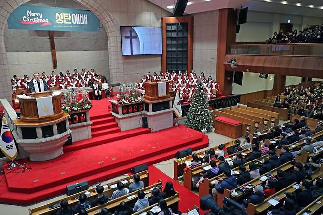 성탄절인 25일 오전 서울 중구 영락교회에서 교인들이 '성탄예배'를 드리고 있다. 사진=서동일 기자