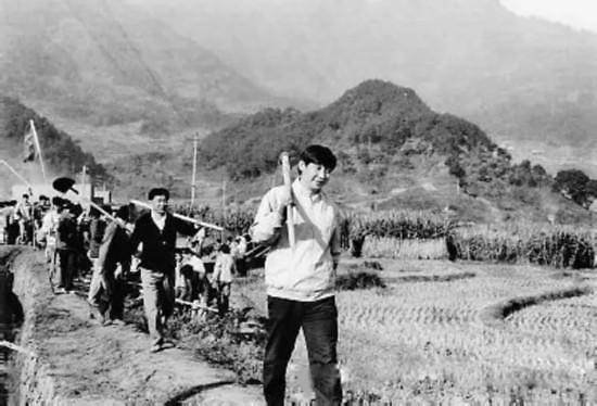 문화대혁명(1966~77년) 당시 산시성 옌안의 한 농촌 마을로 하방(下方)됐던 시진핑(맨 앞) 중국 국가주석이 농기구를 어깨에 메고 농사 일에 나서고 있다. 시 주석이 '화장실 혁명'을 추진하게 된 배경에는 하방 생활 당시 농촌 지역의 열악한 화장실을 보고 충격을 받았기 때문이라는 관측이 많다. 바이두 캡처