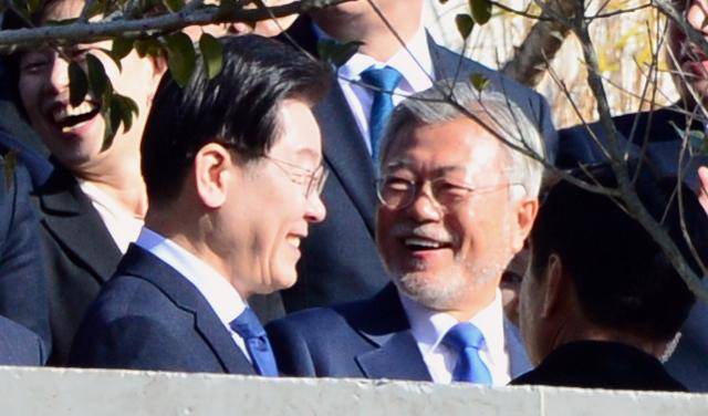지난 1월 2일 경남 양산시 평산마을 문재인 전 대통령 자택을 찾은 더불어민주당 이재명 대표와 당지도부가 문 전 대통령과 기념촬영을 하고 있다.양산=뉴시스