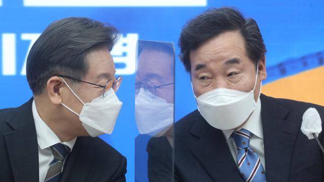 2022년 2월 9일 여의도 더불어민주당 당사 회의실에서 중앙선거대책위원회 회의가 열린 가운데 이재명 대선 후보와 이낙연 총괄선대위원장이 대화하고 있다. 오대근 기자