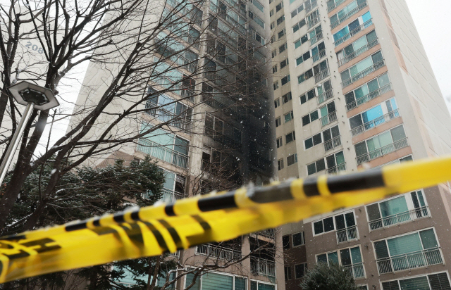 ▲ 연휴 마지막 날이자 성탄절인 25일 새벽 서울 도봉구의 한 고층 아파트에서 불이 나 2명이 숨지고 29명이 다쳤다. 사진은 이날 사고 현장의 모습. 연합뉴스