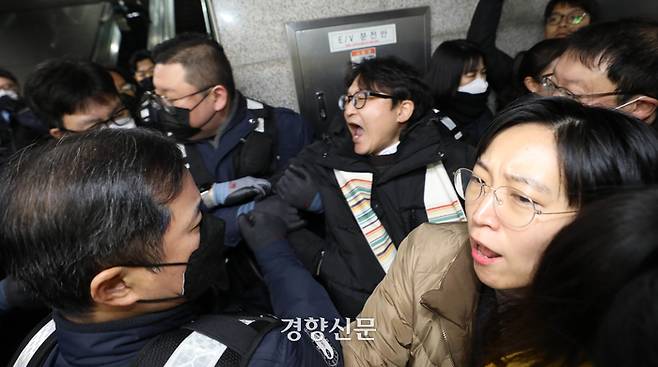 전국장애인차별철폐연대(이하 전장연)와 이동환 목사 등이 25일 서울 혜화역에서 ‘배제된 자들을 위한 성탄절’ 예배를 드리려 하자 서울지하철공사 직원들이 이를 막으며 승강이를 벌이고 있다. 2023.12.25. 김창길기자