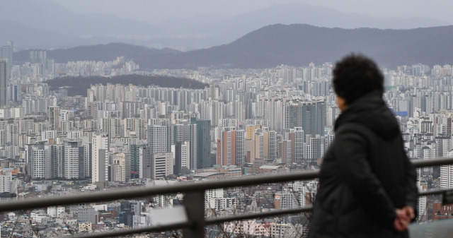 11일 서울 용산구 남산서울타워에서 시민들이 서울 시내를 내려다보고 있다. 윤웅 기자