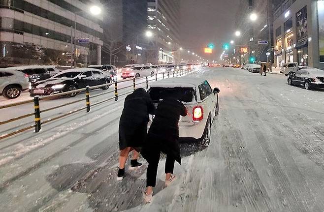 서울 전역에 대설주의보가 발효된 지난 2021년 1월 6일 오후 서울 강남구 신사동 도산사거리 인근 도로에서 차량들이 멈춰 서있다. 이날 서울시에는 적설량 3.8cm의 눈이 내린 가운데 눈이 얼어붙어 차량들이 언덕을 오르지 못하면서 수 시간 동안 정체가 지속됐다. 7일에는 서울 아침 최저기온 영하 14도의 한파까지 닥쳐 내린 눈이 녹지 않고 얼어 극심한 출근길 교통 정체가 예상된다. 2021.1.6.김재훈기자