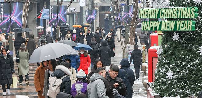 크리스마스인 25일 서울 중구 명동거리에서 외국인 관광객과 시민들이 크리스마스트리가 놓인 거리를 걷고 있다. 