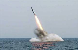 북한이 북극성1호라고 주장하는 SLBM의 시험발사 모습. 연합뉴스