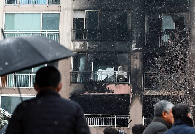 성탄절인 12월25일 새벽 서울 도봉구의 한 고층 아파트에서 불이 나 2명이 숨지고 29명이 다쳤다. 사진은 이날 사고 현장의 모습 ⓒ 연합뉴스