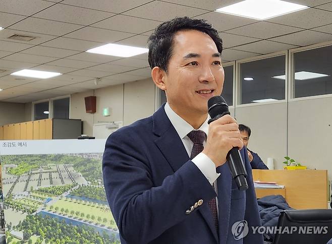 박민식 장관, 국립서울현충원 재창조 구상안 및 상이등급 판정 기준 개선안 발표 (서울=연합뉴스) 김준태 기자 = 박민식 국가보훈부 장관이 지난 20일 서울 용산구 국방부 기자실에서 국립서울현충원 재창조 구상안과 상이등급 판정 기준 개선안을 발표하고 있다. 2023.12.20 readiness@yna.co.kr