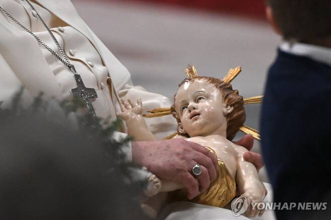 아기 예수 인형을 들고 있는 프란치스코 교황  (AFP=연합뉴스) 프란치스코 교황이 바티칸 성 베드로 대성당에서 열린 성탄 전야 미사에서 아기 예수 인형을 들고 있다. 2023.12.24 [재판매 및 DB 금지]